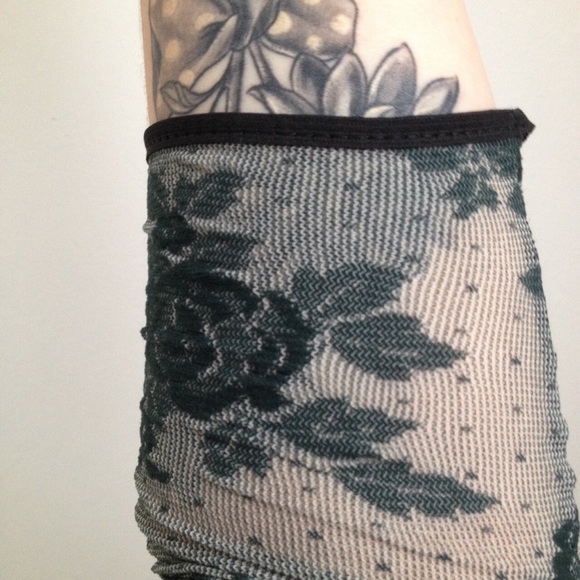 Evergreen Rose Mesh Crop Top - Picture 4 of 4